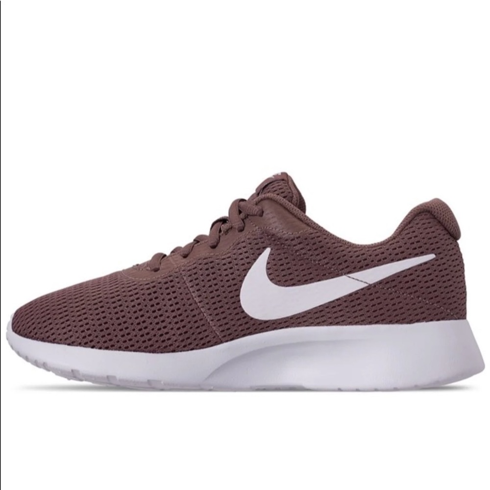 Tanjun tennis shoes